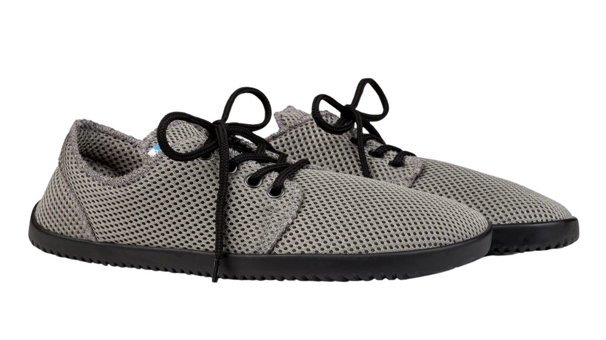 Alltagsbarfußschuh, schräge Vorderansicht. Paaransicht der zweiten Farbvariante, Schnürung und Sohle sichtbar.