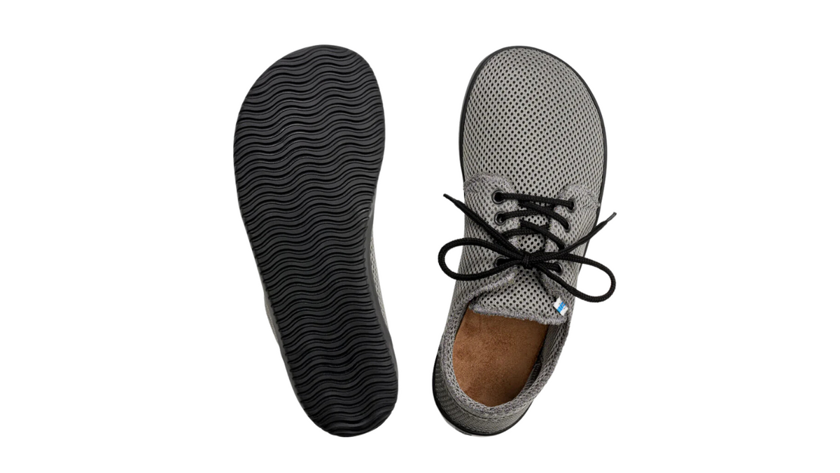 Alltagsbarfußschuh, Ansicht von unten. Paaransicht der zweiten Farbvariante, Profil der flachen Sohle sichtbar.