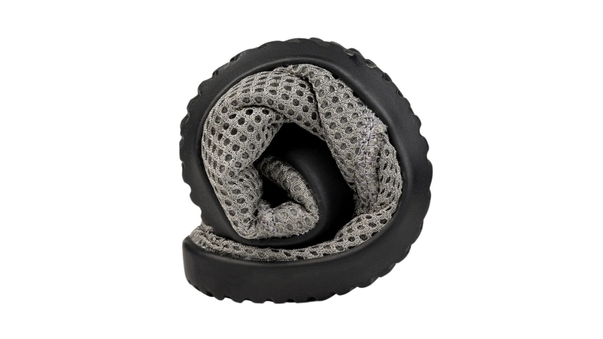 Alltagsbarfußschuh, Detailansicht. Zusammengerollter Schuh der zweiten Farbvariante, flexible Konstruktion sichtbar.