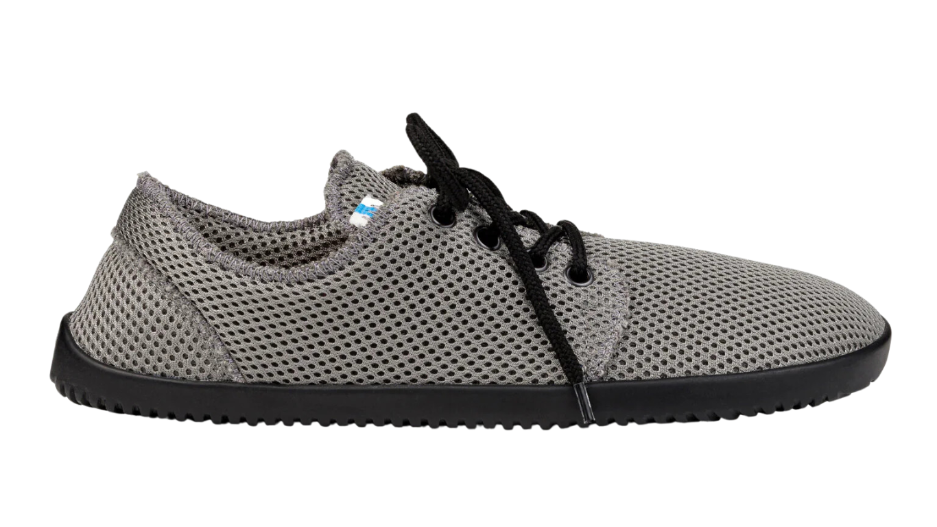 Alltagsbarfußschuh, Seitenansicht außen. Niedriger geschlossener Schnürschuh mit breiter Zehenbox, zweite Farbvariante.