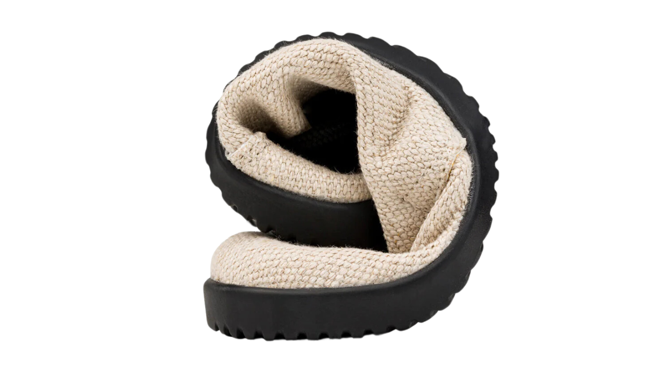 Barfußschuh, vollständig zusammengerollt, Draufsicht. Sehr hohe Flexibilität von Sohle und Schaft sichtbar.