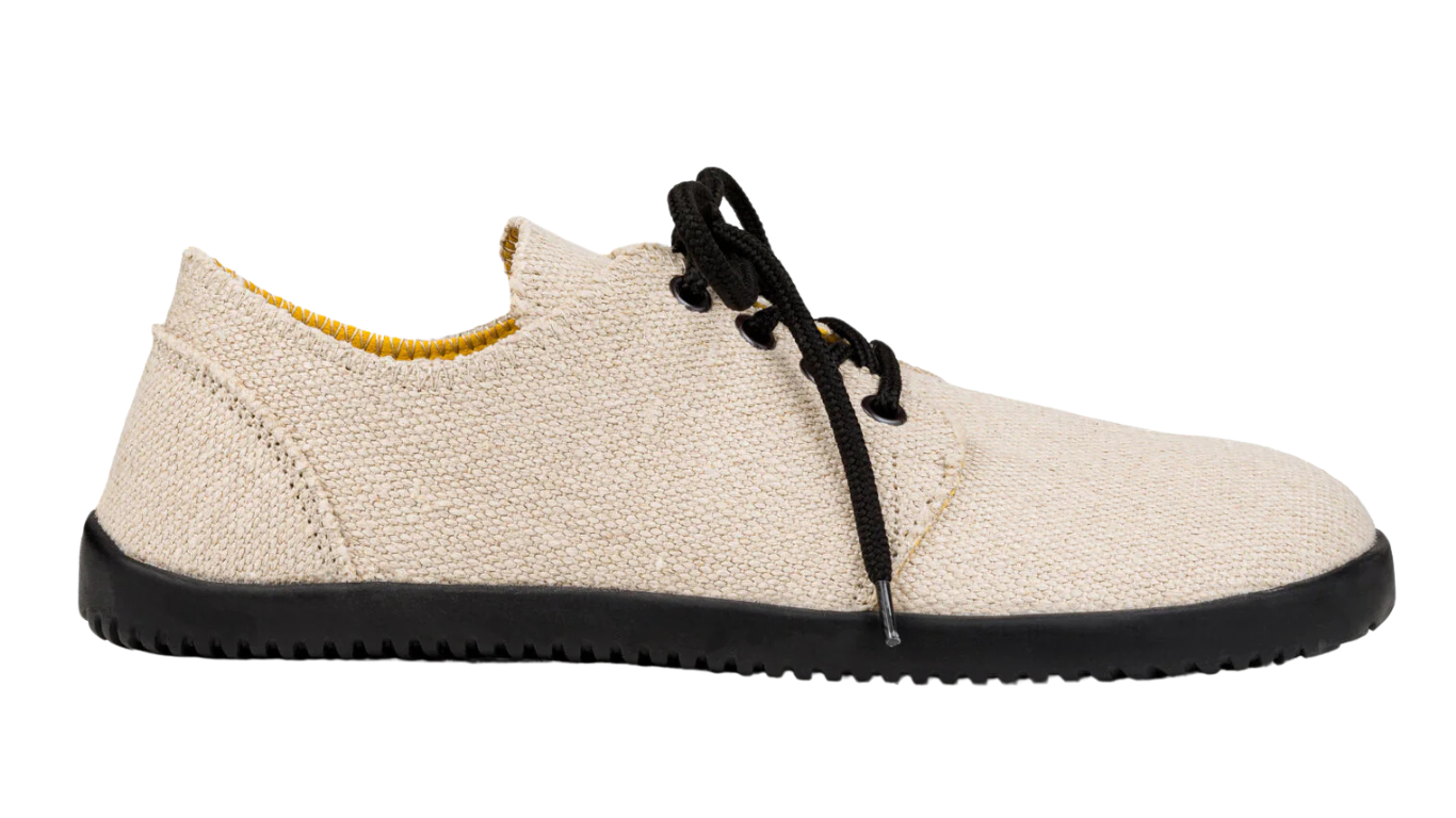 Barfußschuh, flache geschlossene Ausführung, Seitenansicht rechts. Schnürung, breite Zehenbox, sehr dünne flexible Sohle.