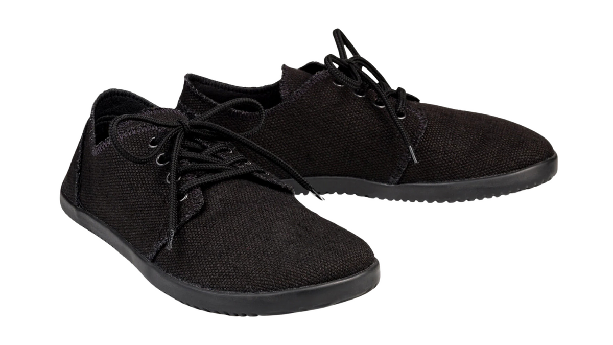 Barfußschuh, flache geschlossene Ausführung, Seitenansicht rechts als Paar. Schnürung, niedriger Schaft, dünne Sohle.