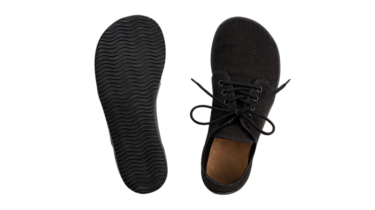 Barfußschuh und Einlegesohle, Draufsicht und Ansicht von unten. Dünne Laufsohle, fußförmiger Zuschnitt, flache Bauweise.