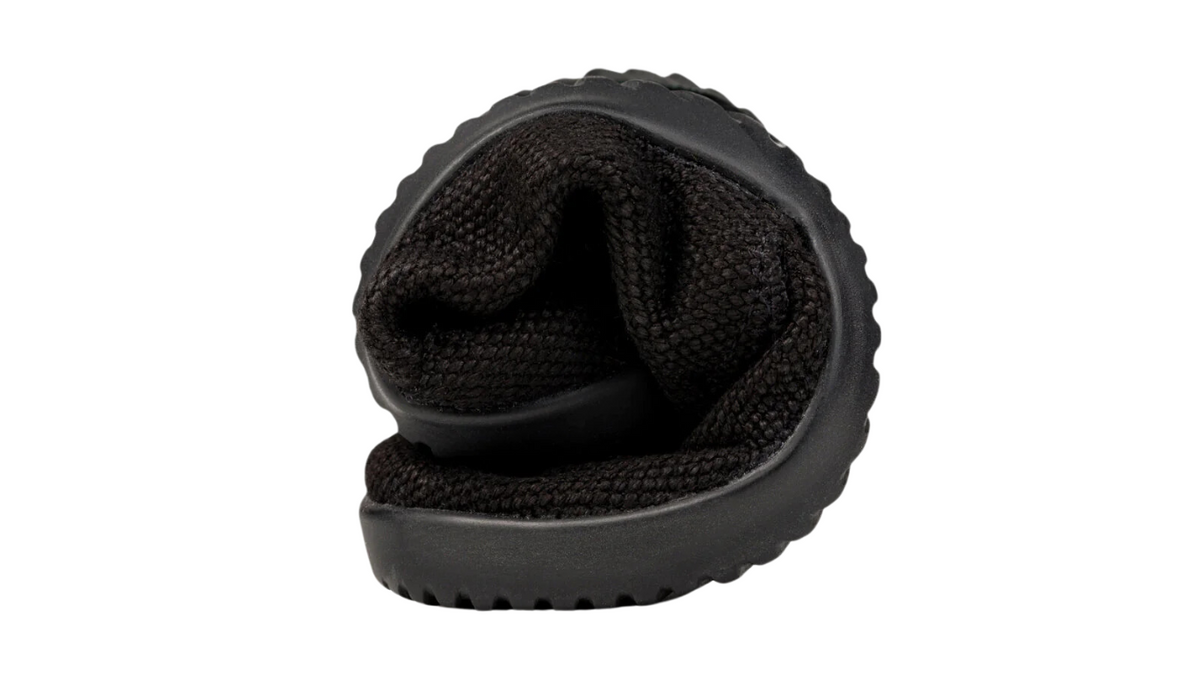 Barfußschuh, vollständig zusammengerollt, Draufsicht. Sehr hohe Flexibilität von Sohle und Schaft sichtbar.