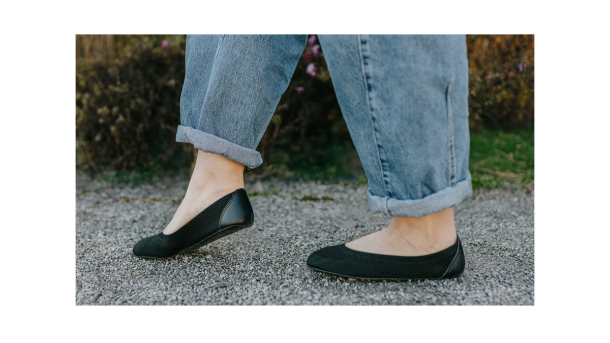 Ballerina-Barfußschuh mit Strick-Obermaterial, flacher Öffnung und geschlossener Zehenpartie, Seitenansicht als Paar, getragen am Fuß