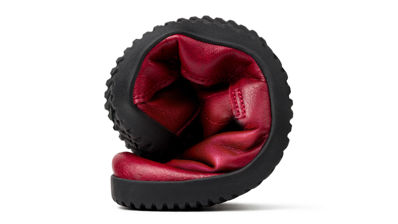 Barfußschuh, hohe Ausführung, vollständig zusammengerollt. Extrem flexible Sohle, weicher Schaft, kompakte Form.