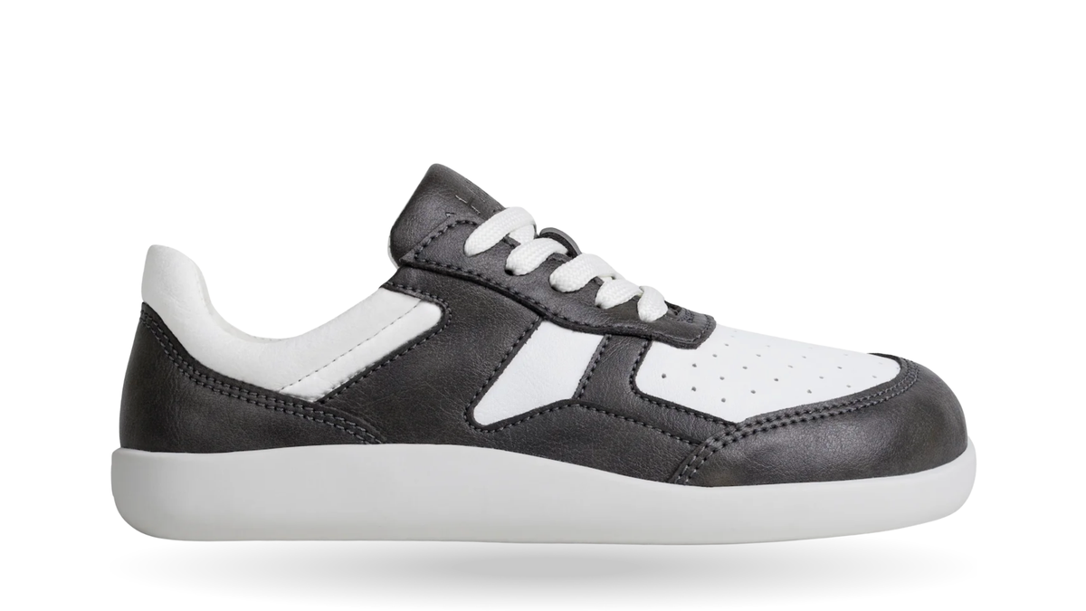 Barfußsneaker mit Schnürung, perforierter Zehenpartie und geschlossener Zehenpartie, Einzelschuh, Seitenansicht außen