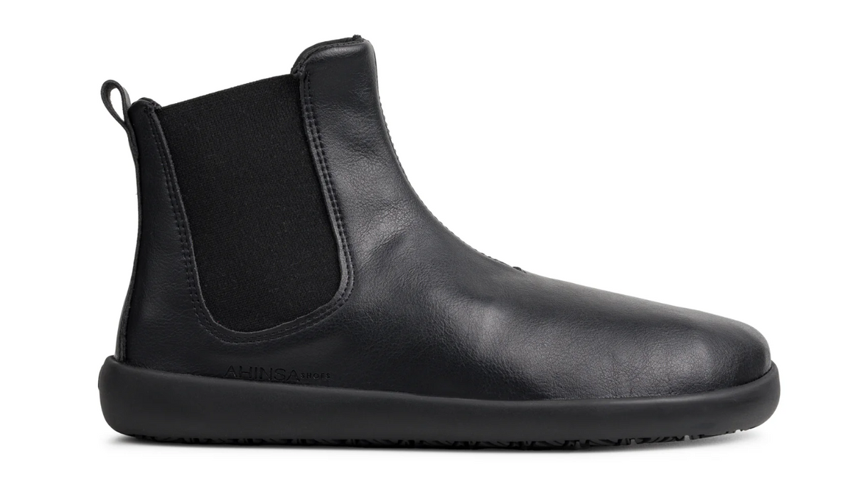 Barfußschuh Chelsea, Seitenansicht außen. Knöchelhoher geschlossener Schuh mit Elastikeinsatz, breite Zehenbox, flexible flache Sohle.