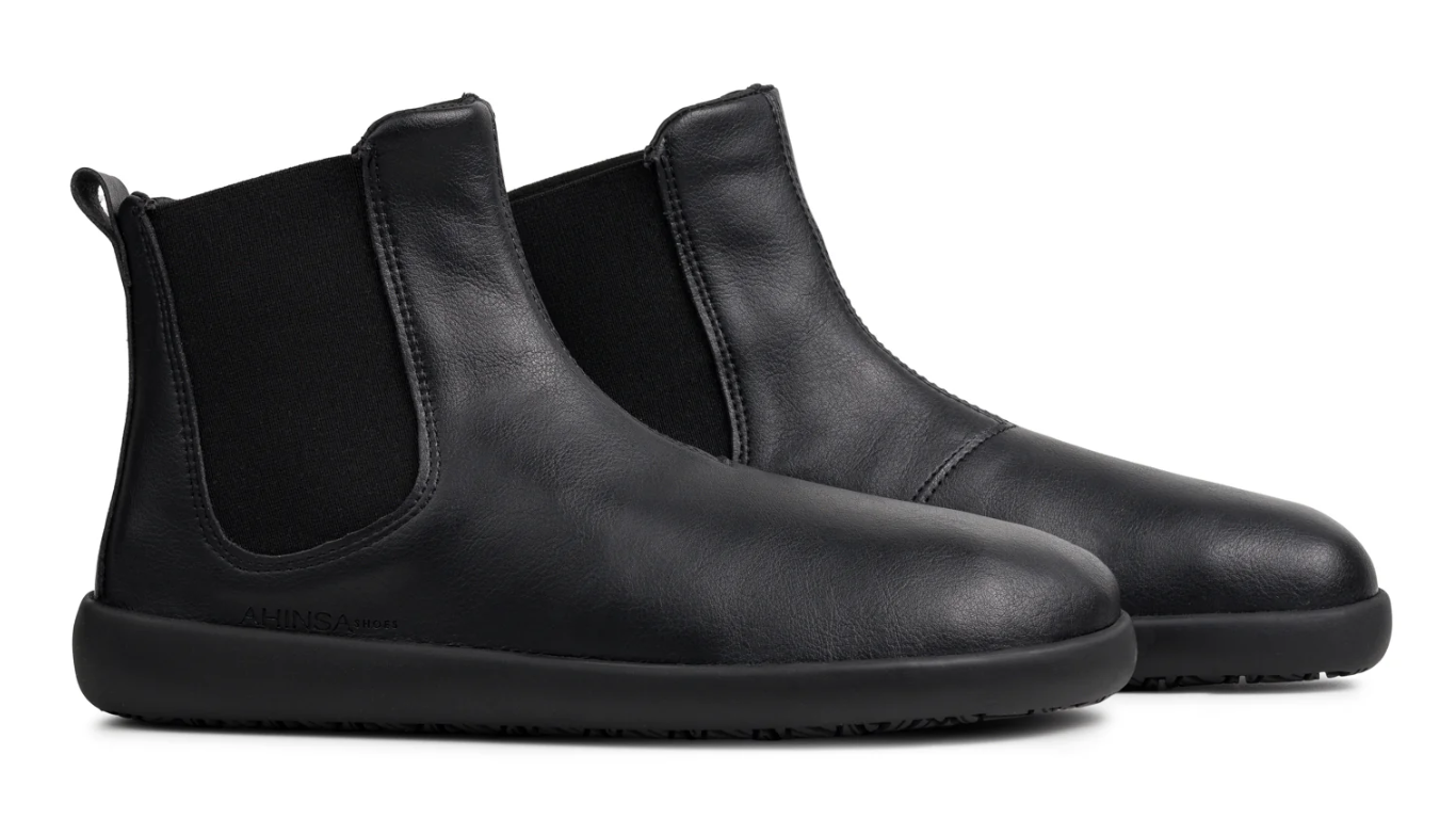 Barfußschuh Chelsea, schräge Vorderansicht. Paaransicht, knöchelhoch, geschlossener Schuh mit Elastikeinsätzen, breite Zehenbox.