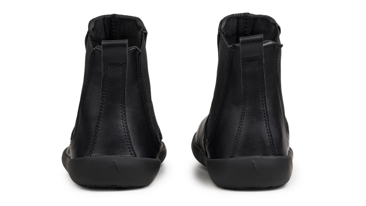 Barfußschuh Chelsea, Rückansicht. Paaransicht, knöchelhoch, geschlossener Fersenbereich, flache Sohle.