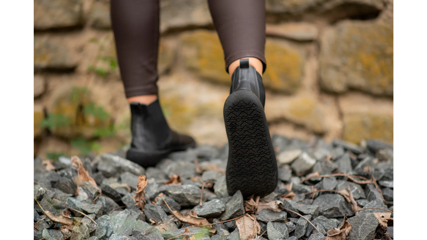 Barfußschuh Chelsea, Ansicht von unten. Getragener Schuh, flexible flache Sohle mit Profil sichtbar.