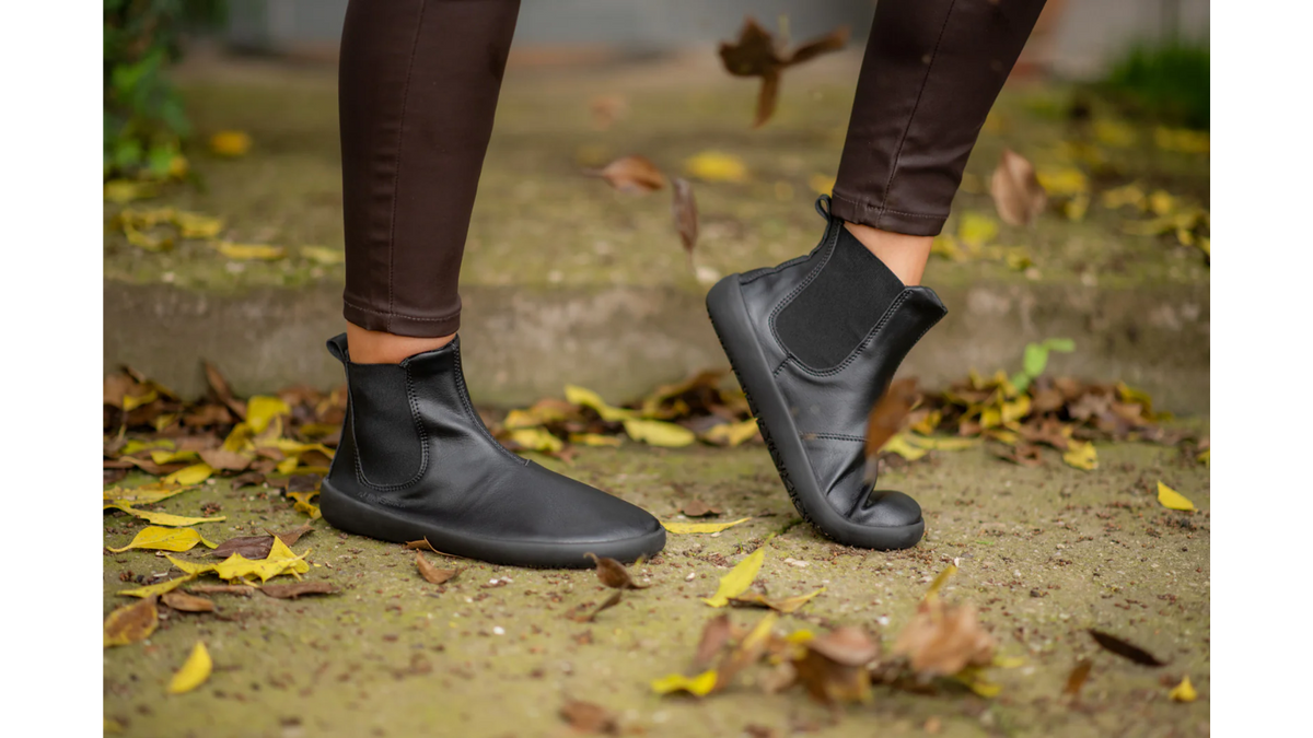 Barfußschuh Chelsea, Seitenansicht außen. Getragener knöchelhoher Schuh mit Elastikeinsatz und geschlossener Ferse.