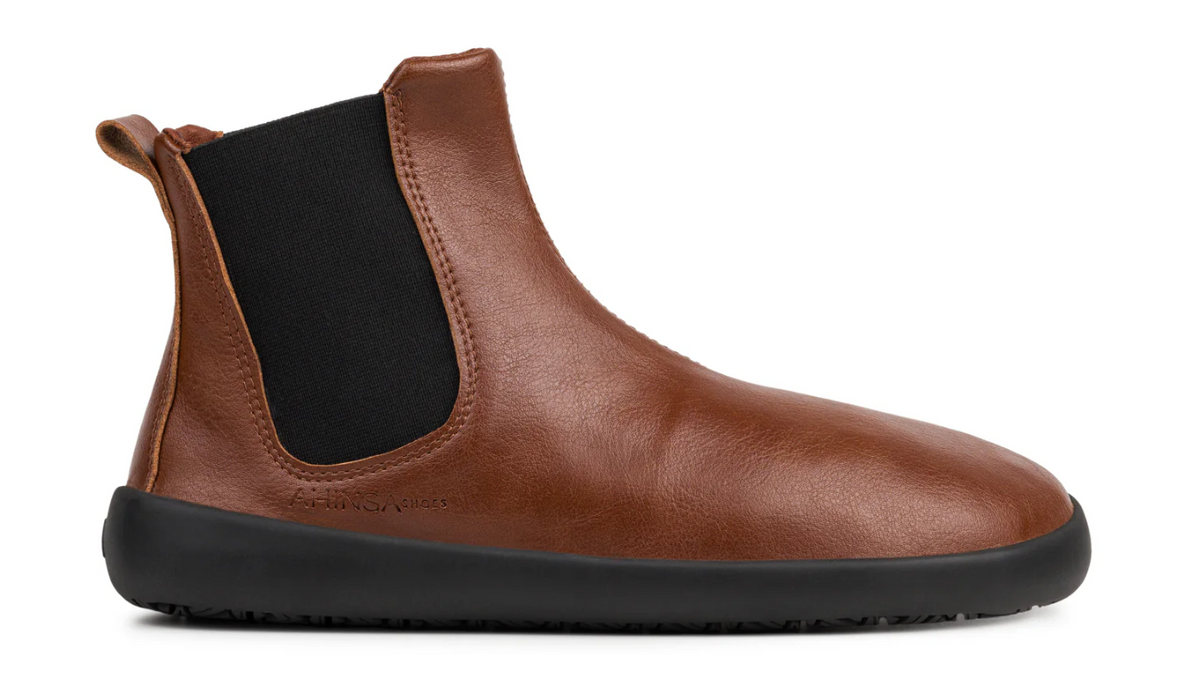 Barfußschuh Chelsea, Seitenansicht außen. Knöchelhoher geschlossener Schuh mit Elastikeinsatz, breite Zehenbox, flexible flache Sohle.