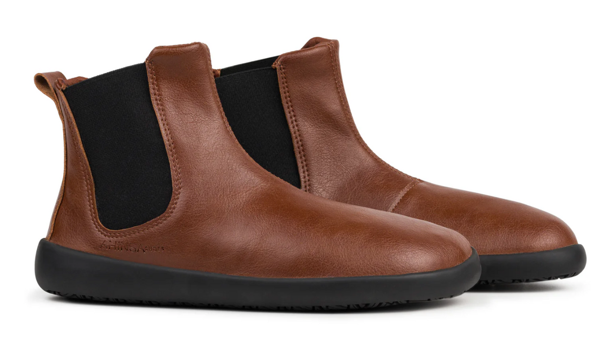 Barfußschuh Chelsea, schräge Vorderansicht. Paaransicht, knöchelhoch, geschlossener Schuh mit Elastikeinsätzen.