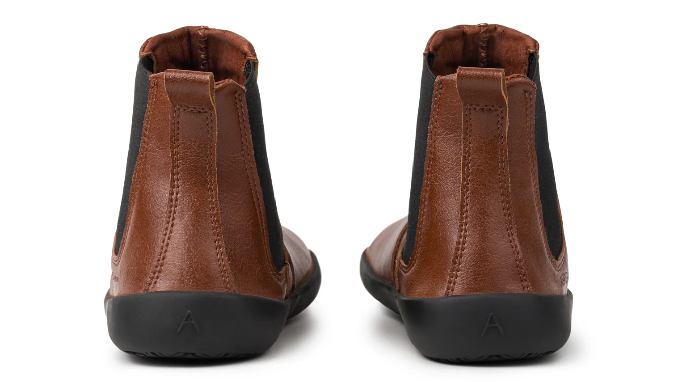 Barfußschuh Chelsea, Rückansicht. Paaransicht, geschlossener Fersenbereich, flache flexible Sohle.