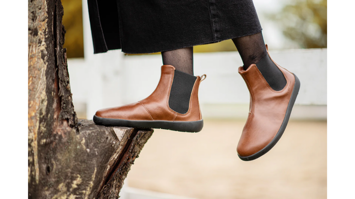 Barfußschuh Chelsea, Seitenansicht außen. Getragener knöchelhoher Schuh mit Elastikeinsatz.