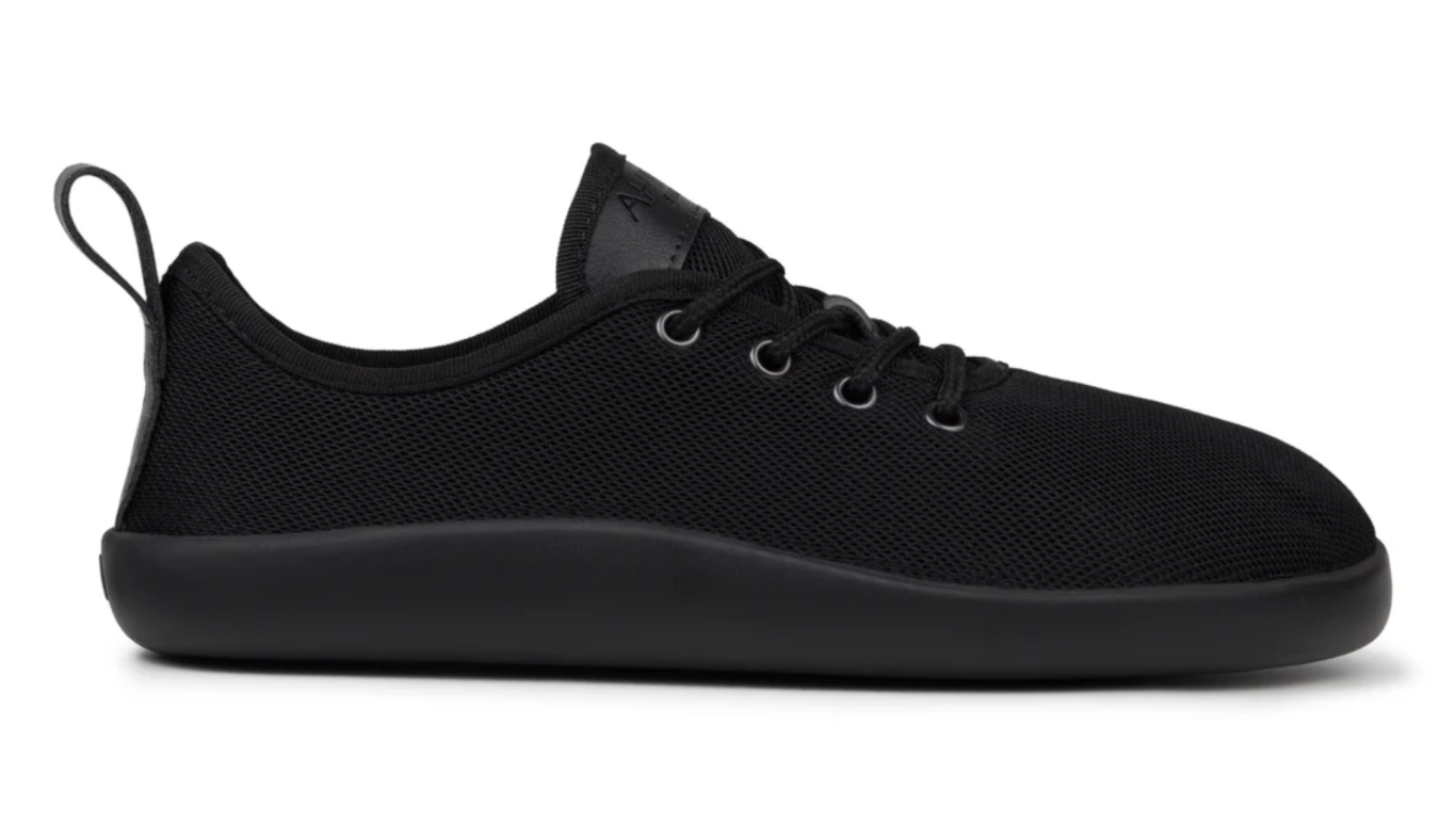 Barfußschuh, flache geschlossene Ausführung, Seitenansicht rechts. Schnürung, breite Zehenbox, sehr dünne flexible Sohle.