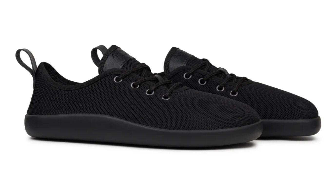 Barfußschuh, flache geschlossene Ausführung, schräge Vorderansicht als Paar. Runde Zehenform, bodennahe Konstruktion.