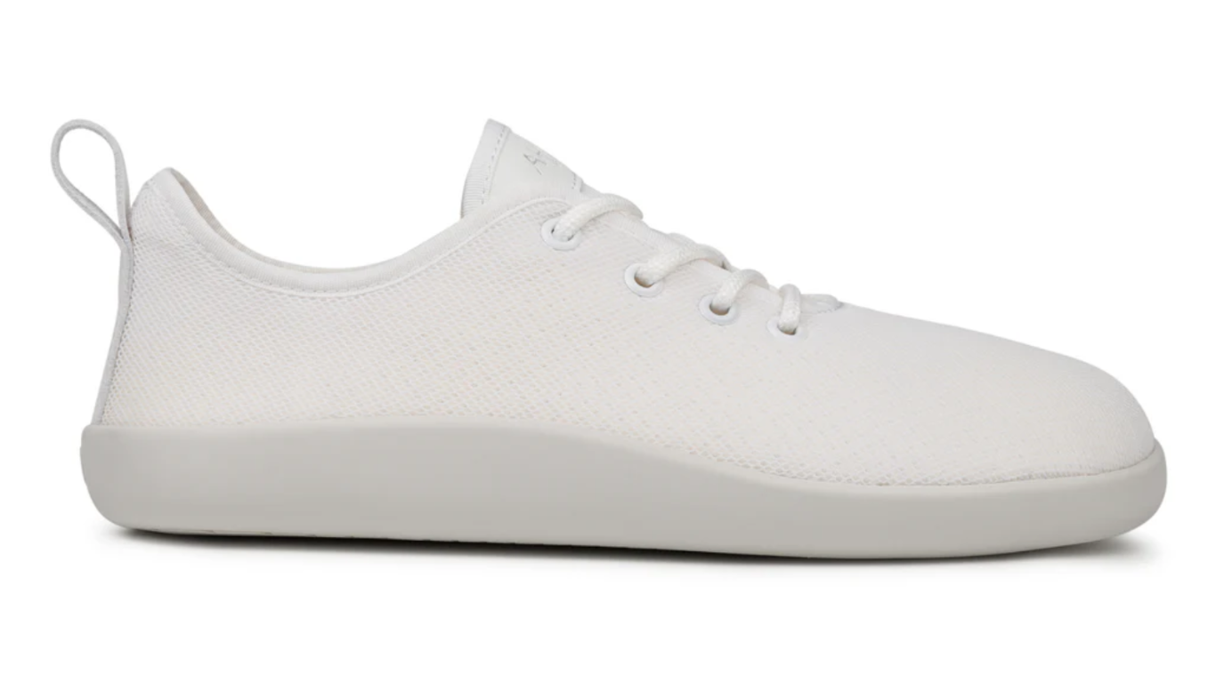 Barfußschuh, flache geschlossene Ausführung, Seitenansicht rechts. Schnürung, breite Zehenbox, sehr dünne flexible Sohle.