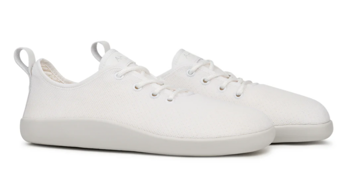 Barfußschuh, flache geschlossene Ausführung, schräge Vorderansicht als Paar. Runde Zehenform, bodennahe Konstruktion.