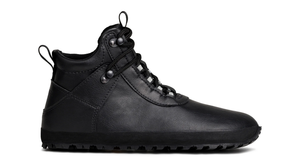 Barfußschuh, hohe geschlossene Ausführung, Seitenansicht rechts. Schnürung, breite Zehenbox, flache profilierte Sohle.