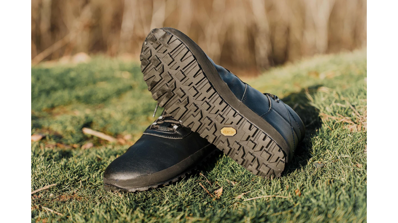 arfußschuhe im getragenen Zustand, Seitenansicht auf natürlichem Untergrund. Profilsohle vollständig sichtbar.