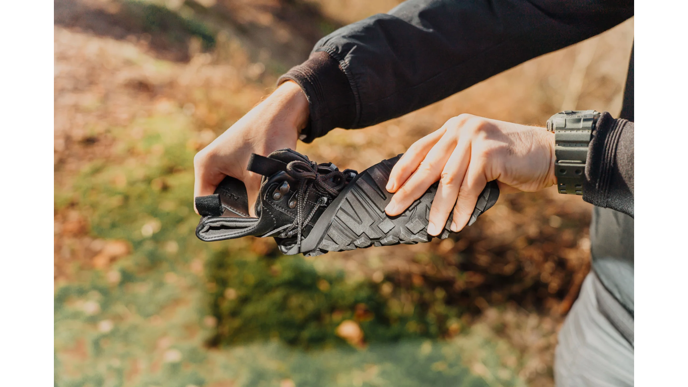 arfußschuh, Detailansicht im gebogenen Zustand. Sehr flexible Sohle, Schaft und Sohle deutlich verformt.