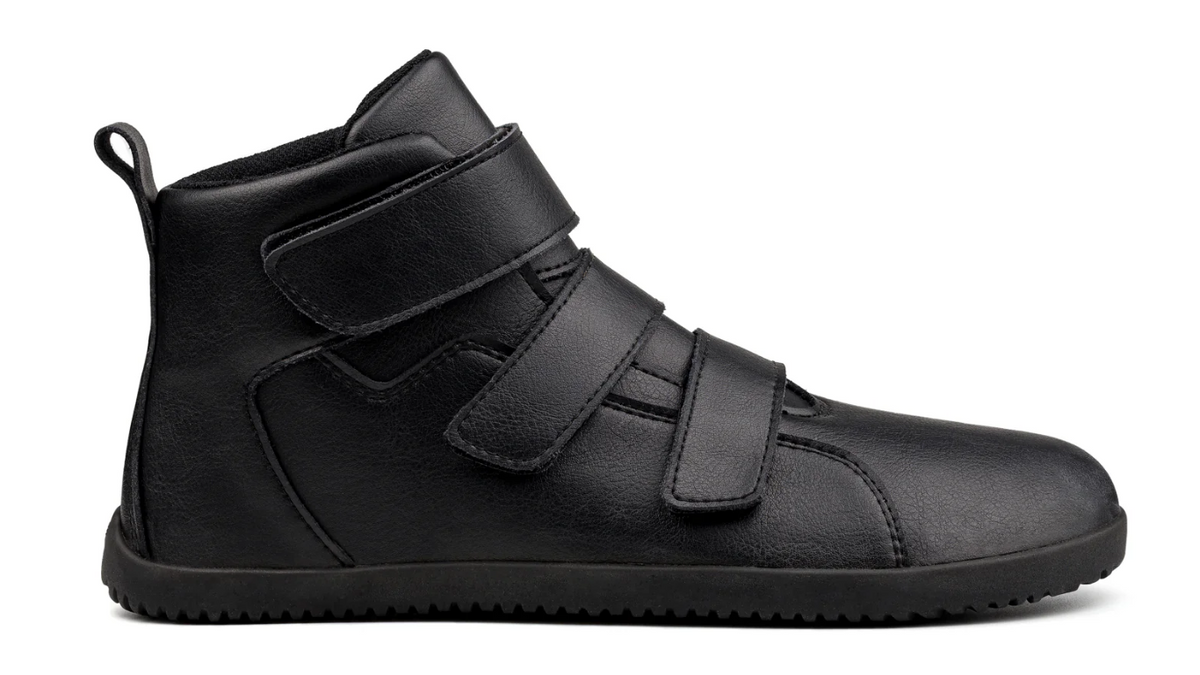 Barfußschuh, hohe geschlossene Ausführung, Seitenansicht rechts. Zwei Klettverschlüsse, breite Zehenbox, sehr dünne flexible Sohle.