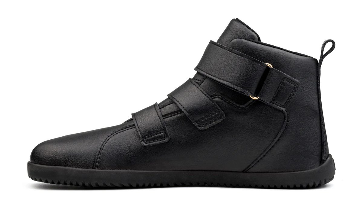 Barfußschuh, hohe geschlossene Ausführung, Seitenansicht links. Zwei Klettverschlüsse, breite Zehenbox, sehr dünne flexible Sohle.