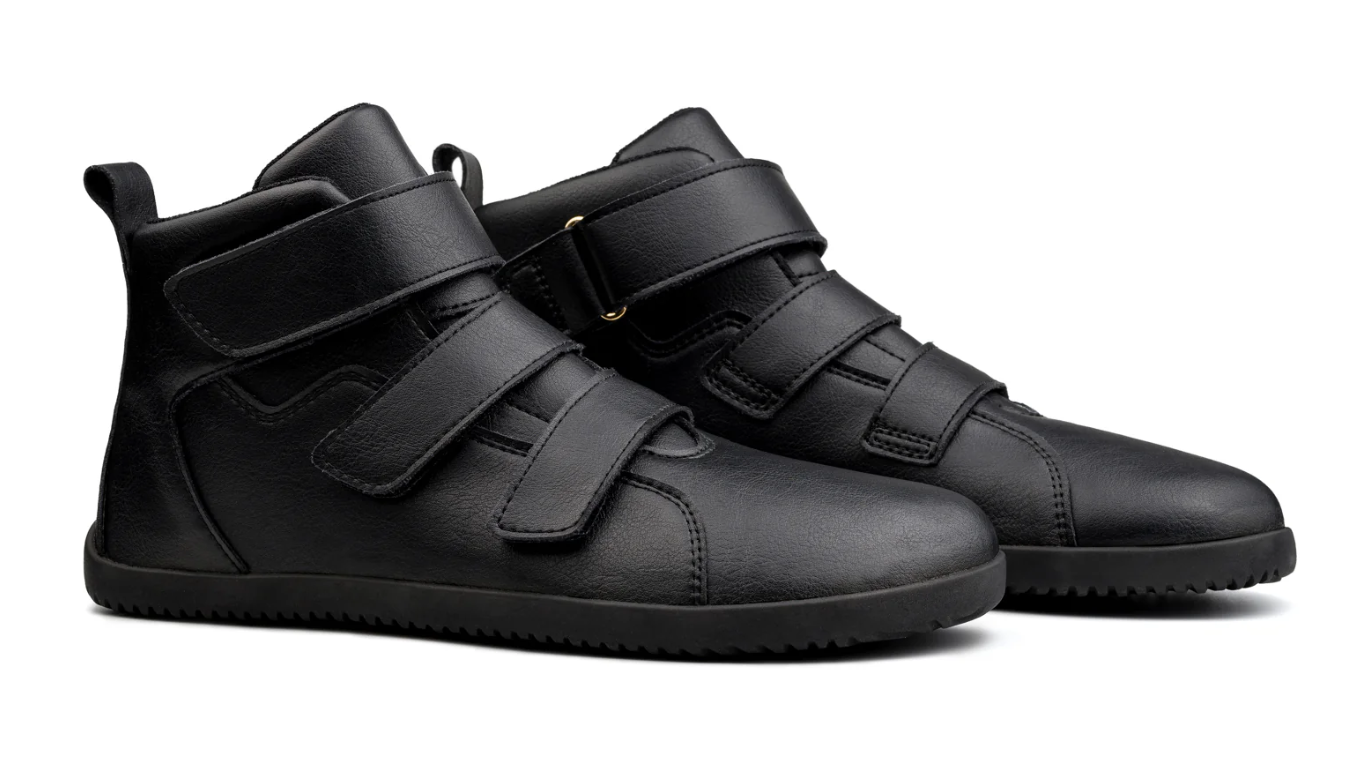 Barfußschuh, hohe geschlossene Ausführung, schräge Seitenansicht als Paar. Zwei Klettverschlüsse, breite Zehenform, flache Sohle.
