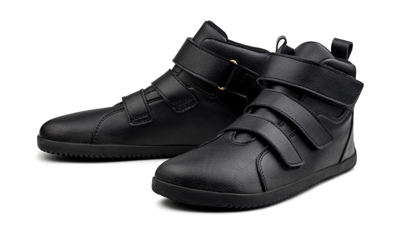 Barfußschuh, hohe geschlossene Ausführung, Vorderansicht leicht seitlich als Paar. Geschlossene Zehen, Klettverschlüsse, bodennahe Sohle.