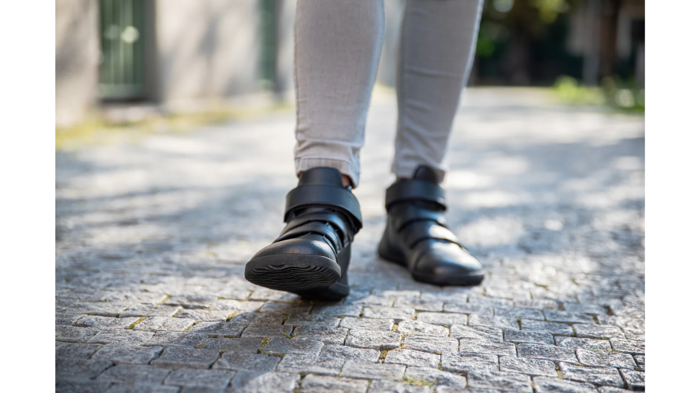 arfußschuhe im getragenen Zustand, Frontansicht im Stand. Geschlossene Zehen, flache dünne Sohle, natürliche Fußstellung.