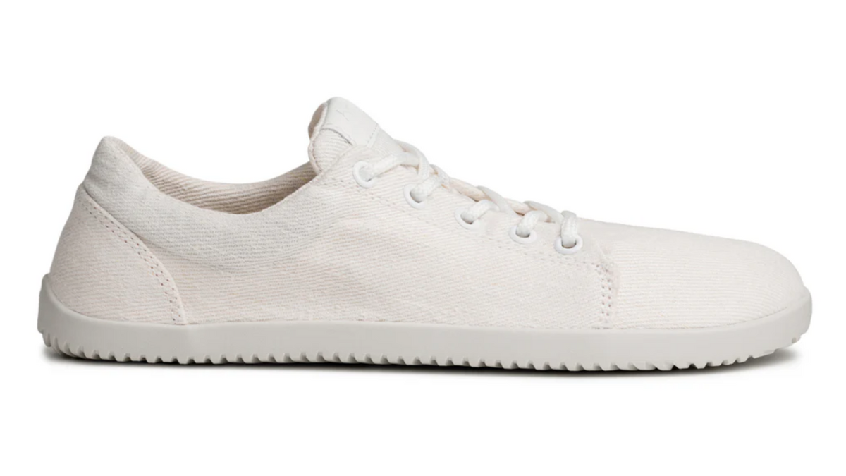 Barfußschuh, flache geschlossene Ausführung, Seitenansicht rechts. Schnürung, breite Zehenbox, sehr dünne flexible Sohle.