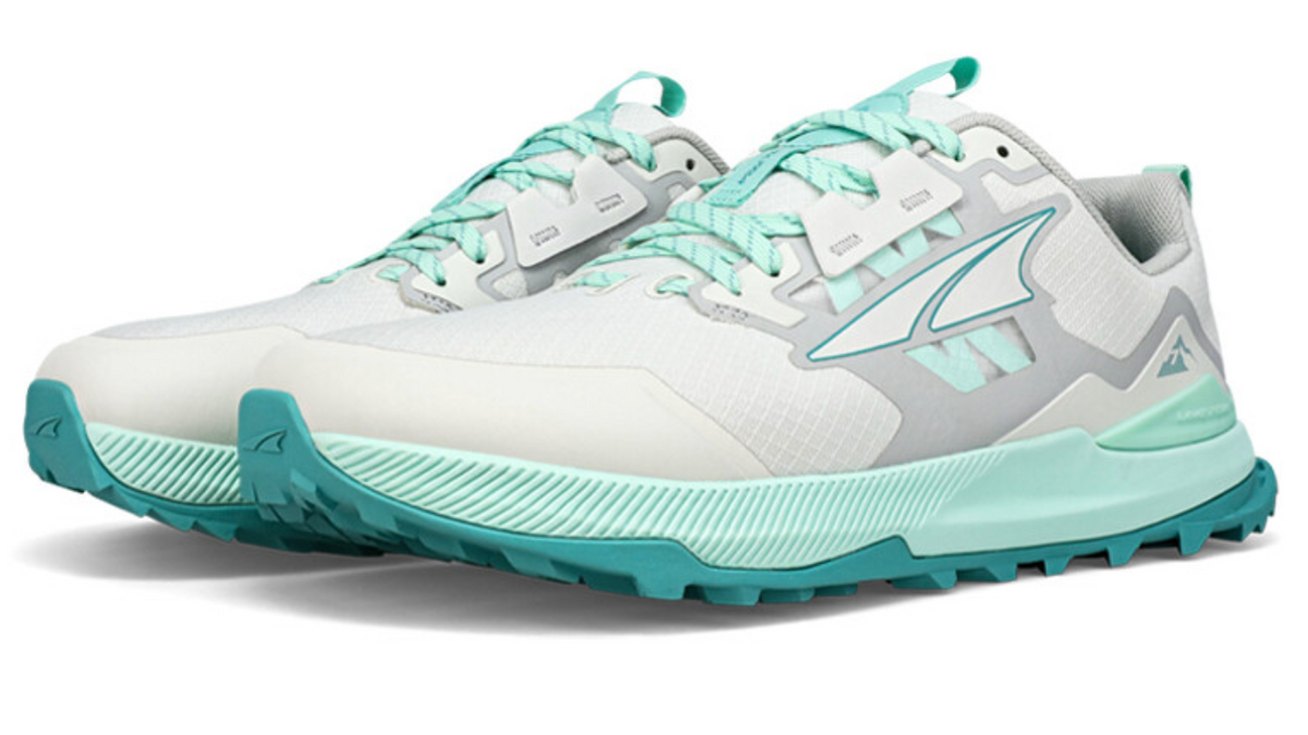 Trailrunningschuh, schräge Vorderansicht als Paar. Geschlossene Zehen, voluminöse Sohle, stabiler Aufbau.