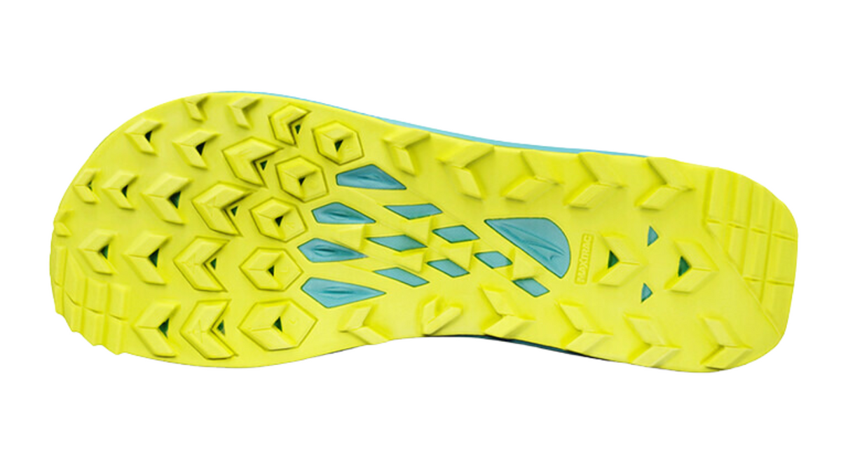 Trailrunningschuh, Ansicht von unten. Grob profilierte Laufsohle mit offenem Stollenmuster.
