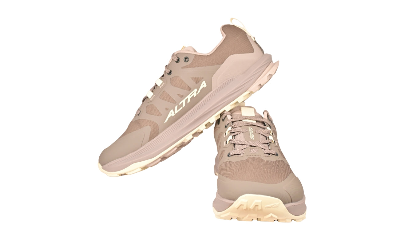 Trailrunningschuh, schräge Vorderansicht als Paar. Geschlossene Zehen, stabiler Aufbau, voluminöse Sohle.