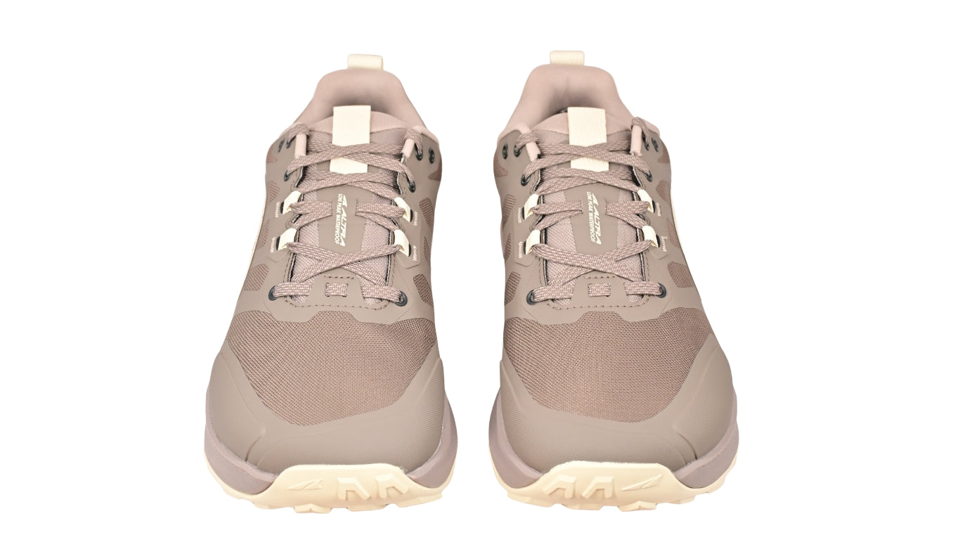 Trailrunningschuh, Frontansicht als Paar. Symmetrische Schnürung, gleichmäßige Zehenform.