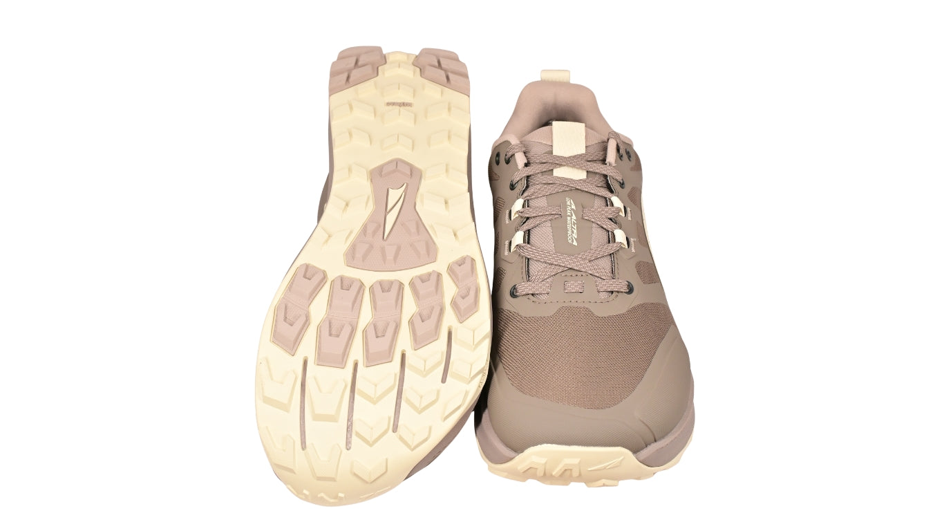 Trailrunningschuh, Ansicht von unten und seitlich als Paar. Stark profilierte Laufsohle mit ausgeprägtem Stollenmuster.