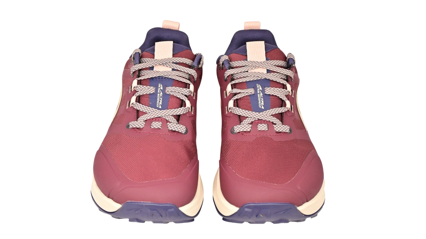 Trailrunningschuh, Frontansicht als Paar. Symmetrische Schnürung, gleichmäßige Zehenform.