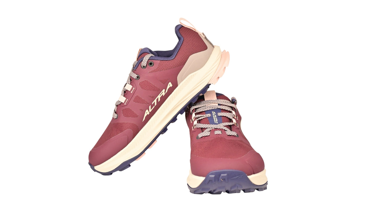 Trailrunningschuh, schräge Vorderansicht als Paar. Geschlossene Zehen, stabiler Aufbau, voluminöse Sohle.