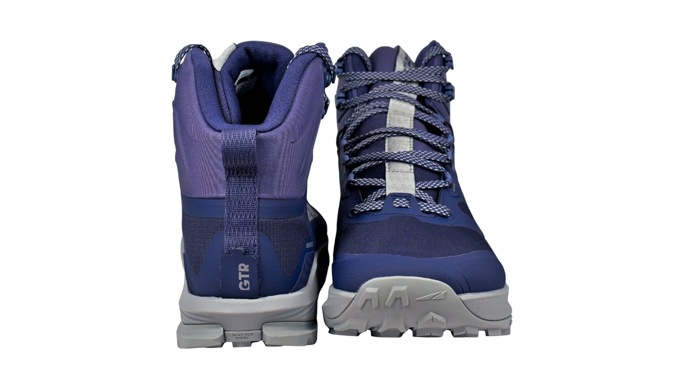 Wanderschuhe als Paar, Rückansicht. Gerader Fersenbereich, hoher Schaft, durchgehende Sohlenlinie.