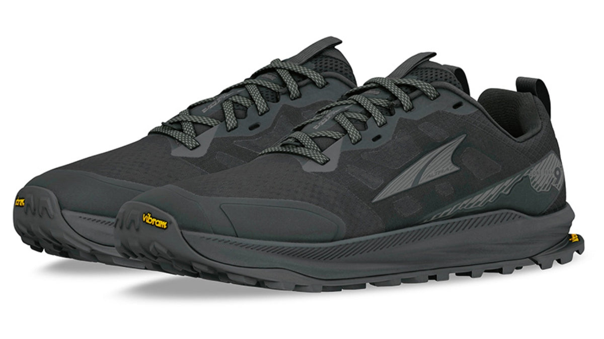 Trailrunningschuh, schräge Vorderansicht als Paar. Geschlossene Zehen, stabiler Aufbau, voluminöse Sohle.