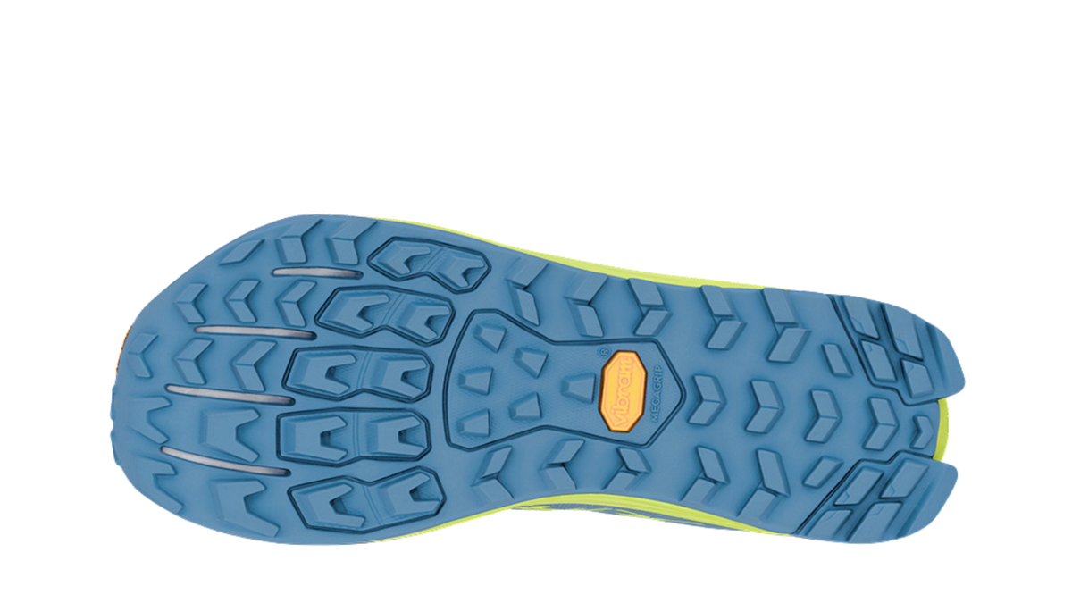 Barfußschuh für Erwachsene mit strukturierter Sohle und grobem Profil, Ansicht von unten.