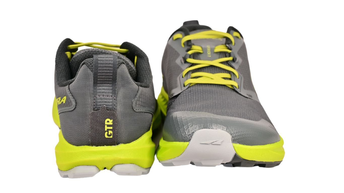 Laufschuhe als Paar, Rückansicht. Gerader Fersenbereich, durchgehende Sohlenlinie.