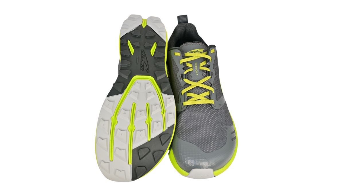 Laufschuh, Ansicht von unten als Paar. Segmentierte Laufsohle mit klar abgegrenzten Profilfeldern.