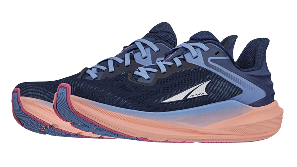 Laufschuh, schräge Vorderansicht. Sportliche Silhouette, voluminöse Sohle, geschlossene Zehen.