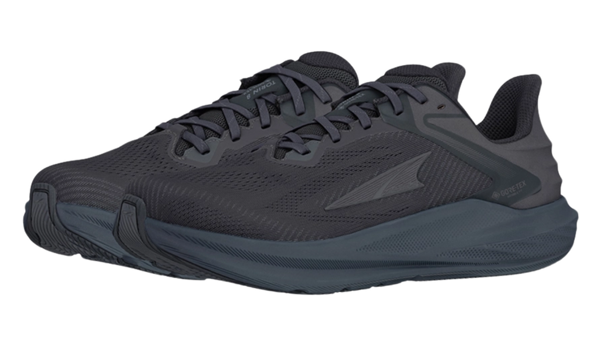Laufschuh, schräge Vorderansicht als Paar. Geschlossene Zehen, sportliche Silhouette, voluminöse Sohle.