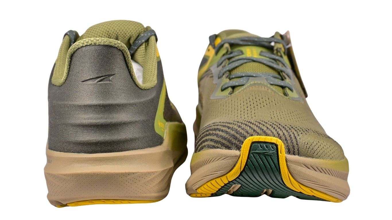 Laufschuh, Rückansicht als Paar. Gerader Fersenverlauf, durchgehende Sohlenlinie.