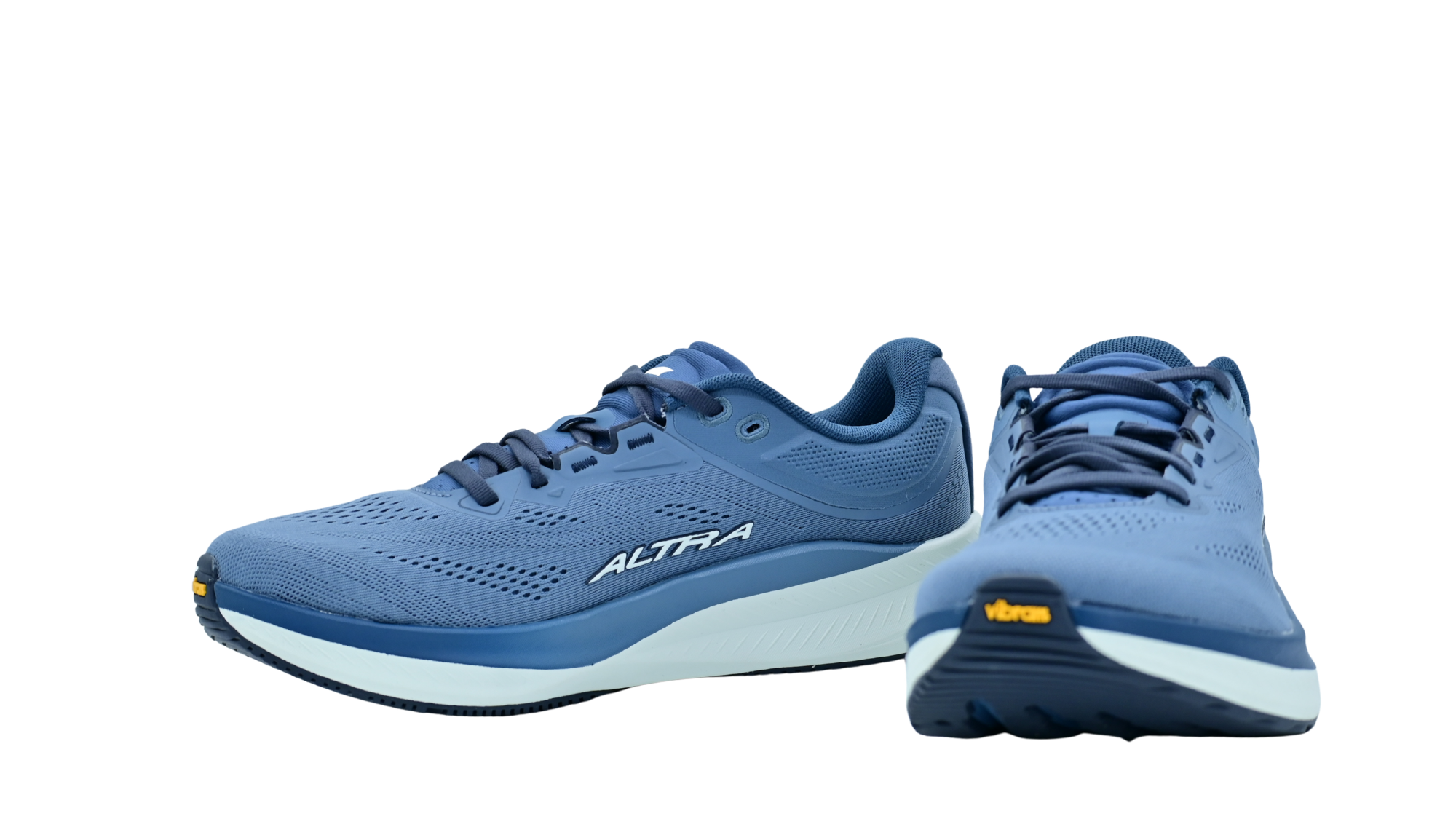 Laufschuh mit Schnürung, Mesh-Obermaterial und gepolsterter Zwischensohle, Vorder- und Seitenansicht als Paar